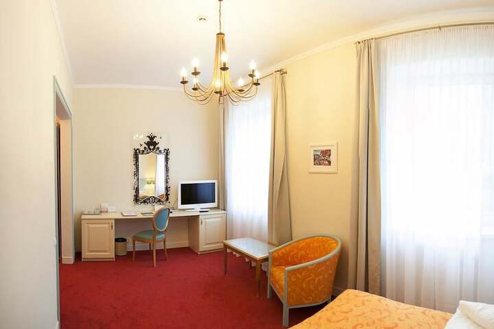 Room 5 of 90
