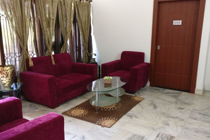 Lounge 90 of 94
