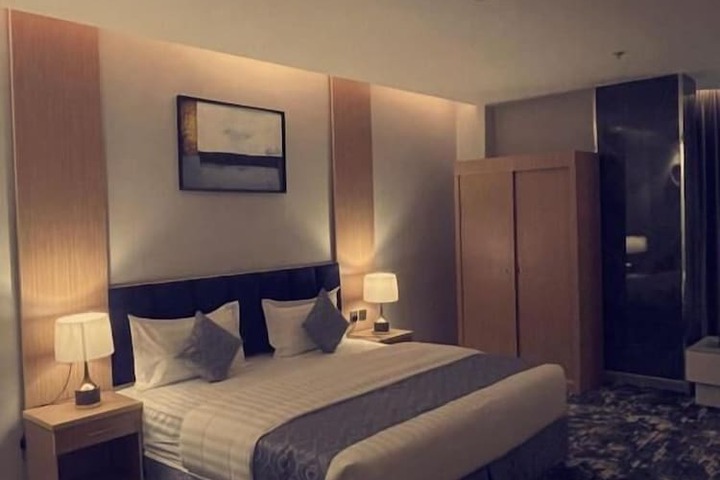 Room 10 of 32