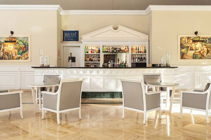 Lounge 43 of 58