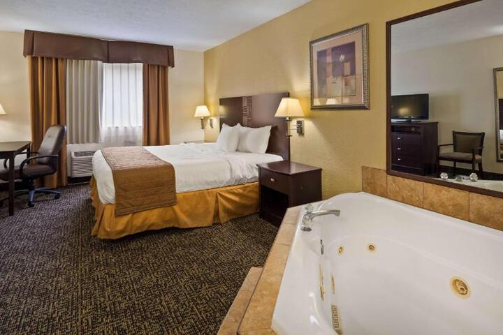 1 King Bed High Speed Internet Accessible Microwave and Refrigerator, Coffee Maker Iron and Ironing Board Hairdryer Full Breakfast (13 of 17)