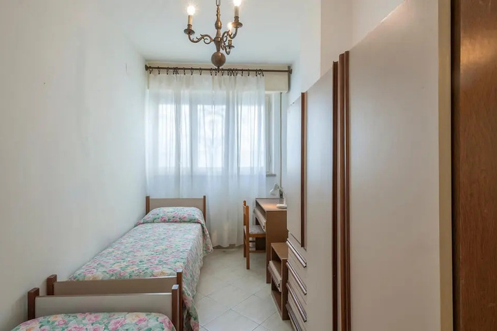 Room 4 of 13