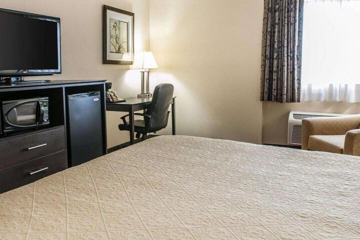 1 King Bed (7 of 8)