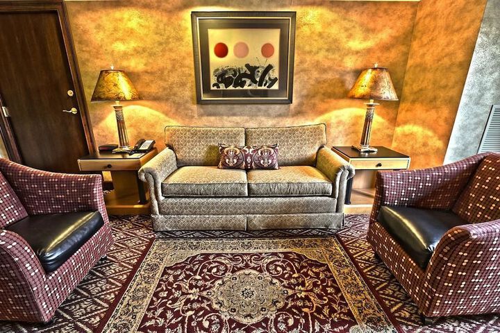 1 King Bed (6 of 8)