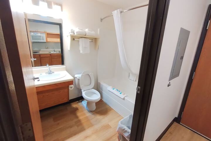 Suite Queen Bed (8 of 9)