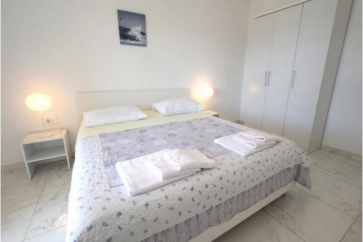 Room 4 of 25