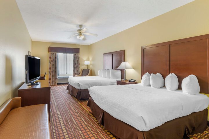 2 Queen Beds 42 Inch LCD Television WiFi, Microwave and Refrigerator, Coffee Maker Iron and Ironing Board Full Breakfast (10 of 11)