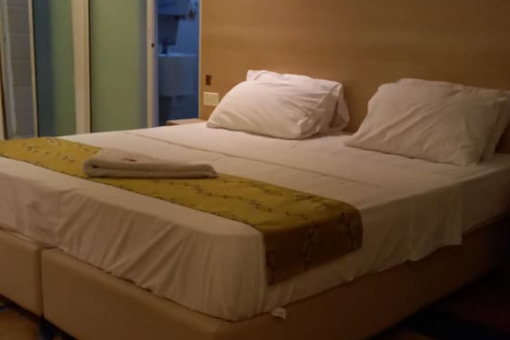 Room 10 of 18