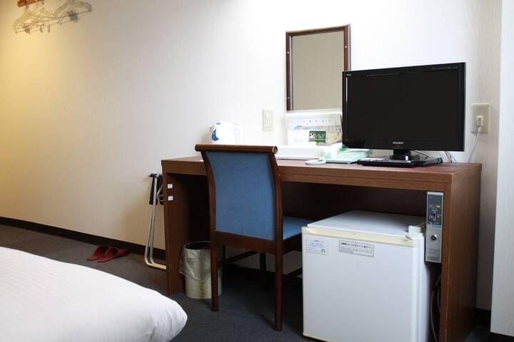 Room 11 of 32