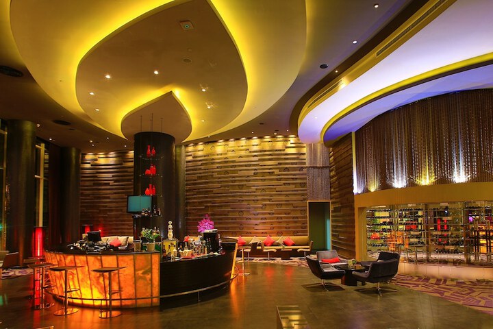 Lounge 44 of 64
