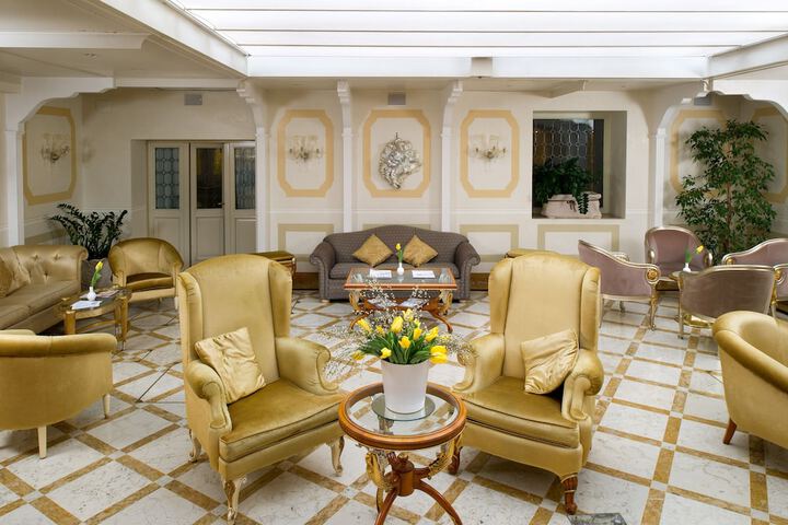 Entrance & Lobby