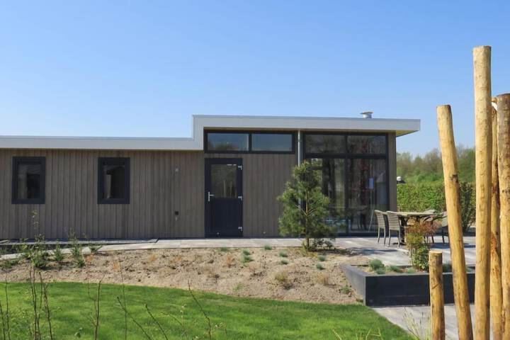 Chalet Near Veluwemeer With Water Sports in Biddinghuizen
