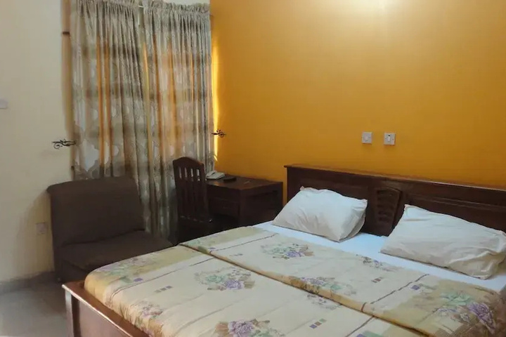 Room 4 of 12
