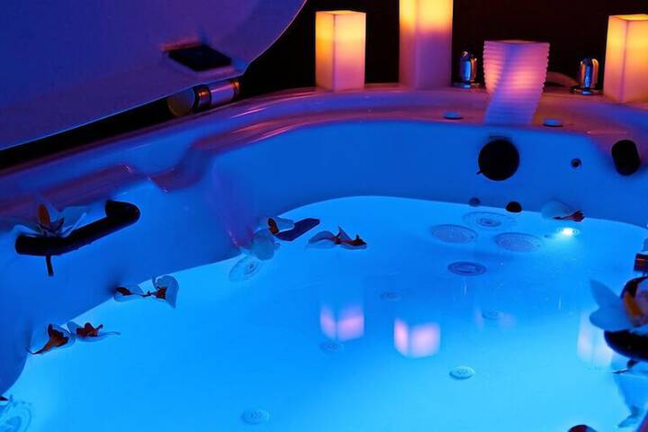 Indoor spa tub