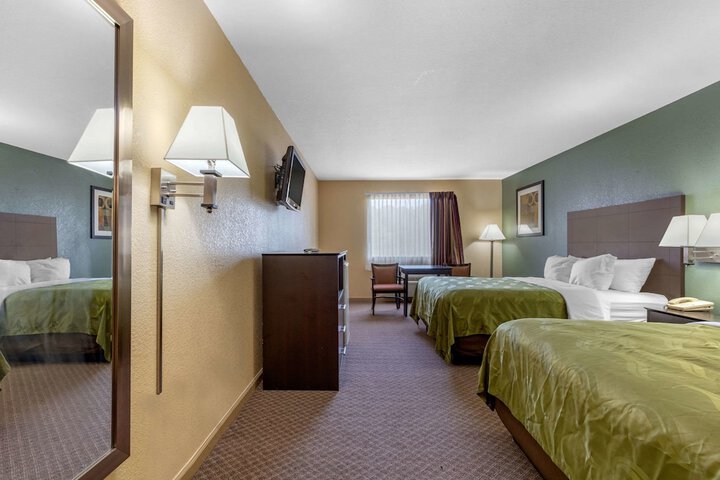 2 Queen Beds (1 of 7)