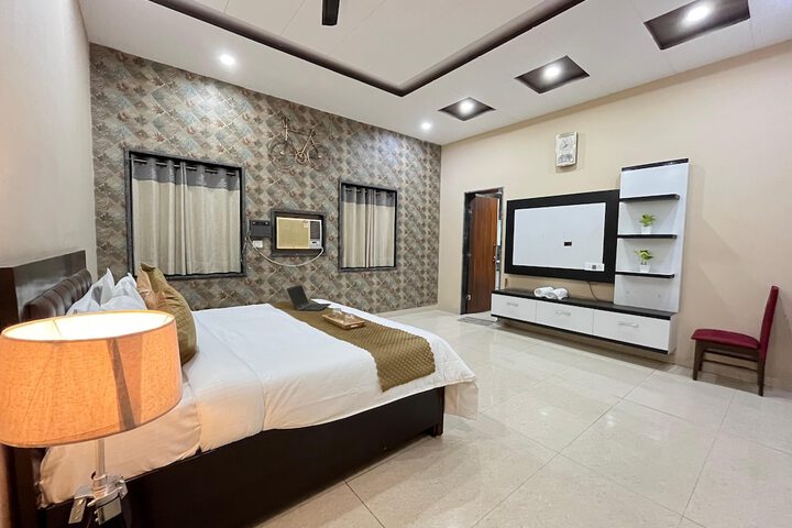 Room 9 of 37