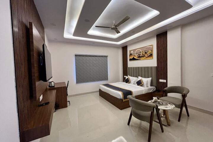 Room 2 of 10