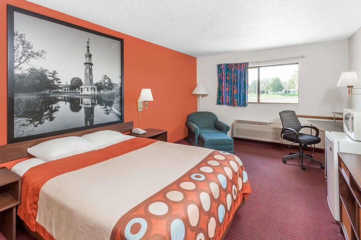 1 Queen Bed (8 of 13)