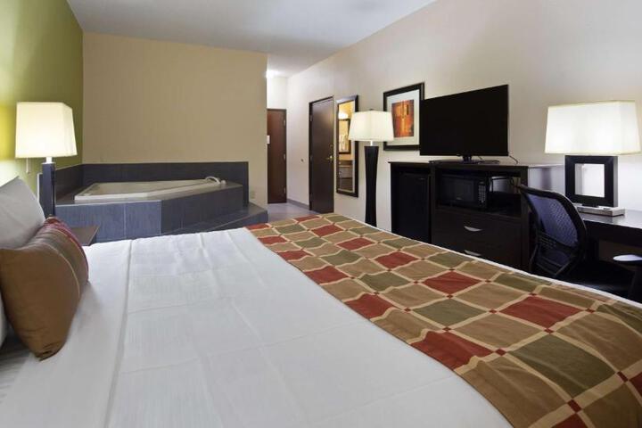1 King Bed Microwave and Refrigerator Work Desk WiFi Full Breakfast (4 of 9)