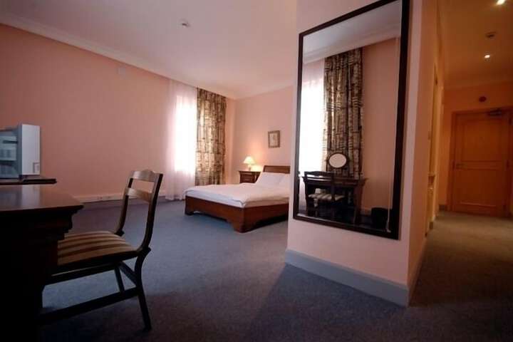 Room 5 of 15