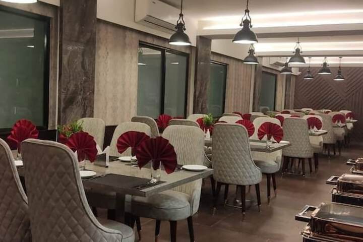 Dining 19 of 28