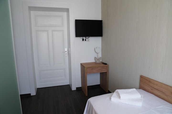Room 4 of 16