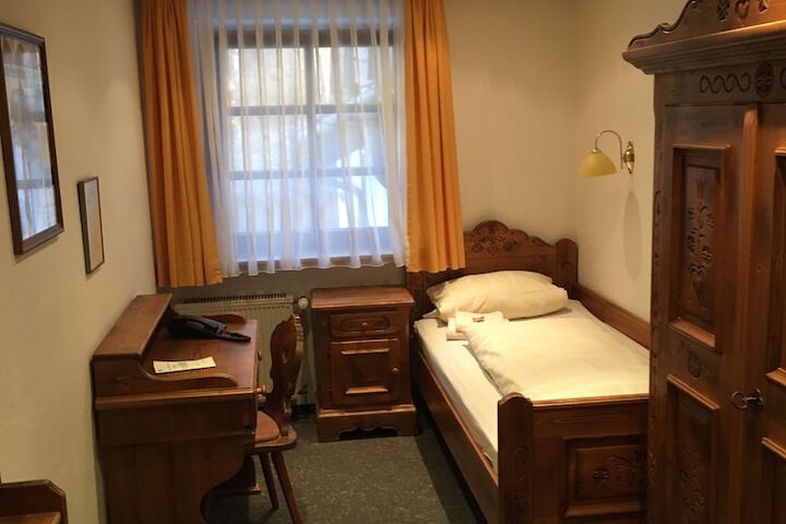 Room 7 of 33