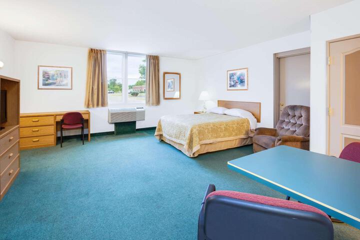 1 Queen Bed (4 of 10)