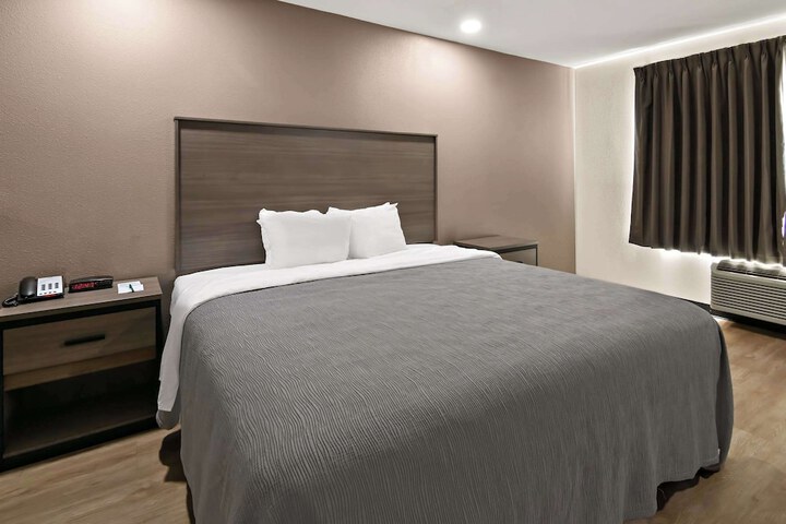 1 King Bed (15 of 19)