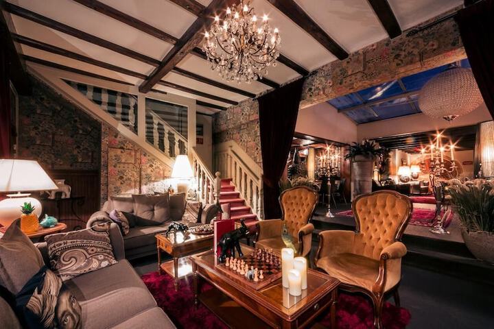 Lounge 52 of 54