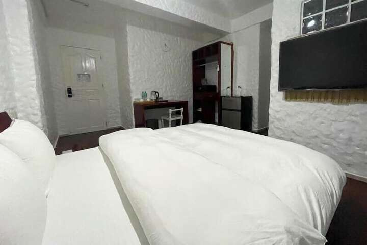 Room 8 of 80