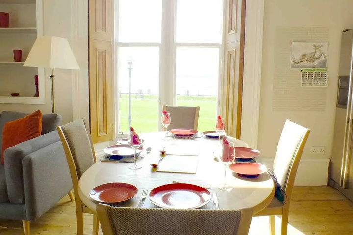 Dining 16 of 18