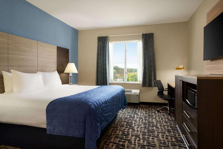 1 King Bed (3 of 13)