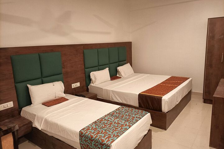 Room 10 of 12