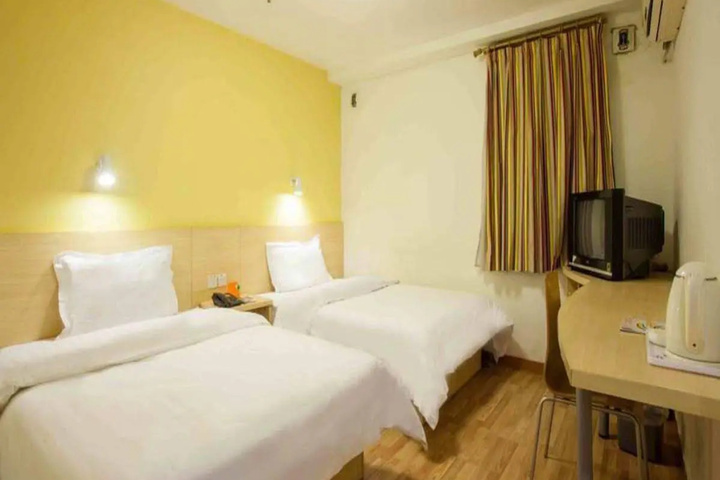 Room 5 of 9