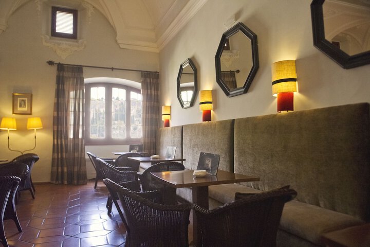 Lounge 27 of 60