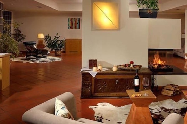 Lounge 29 of 37