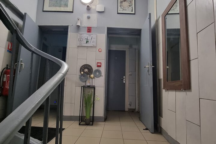 Room 7 of 12