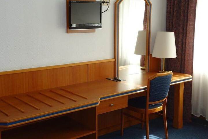 Room 8 of 103