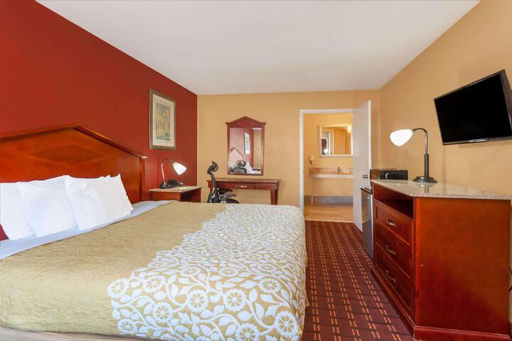 1 King Bed (5 of 8)