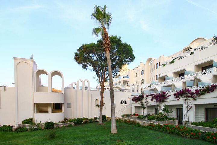 Hotel Exterior 175 of 177