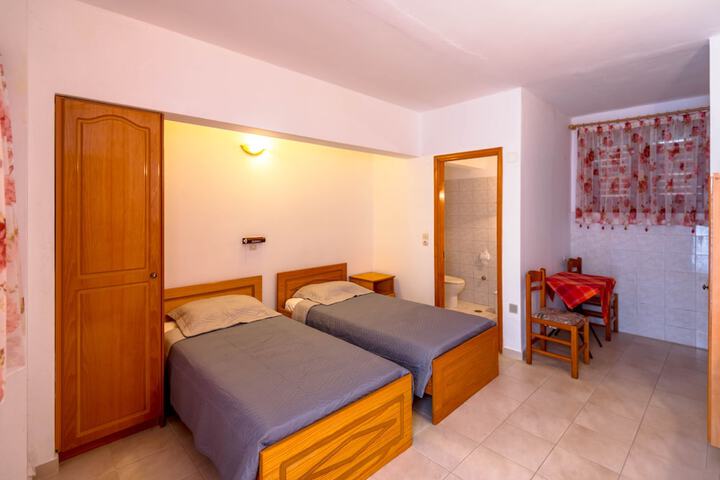 Room 4 of 33