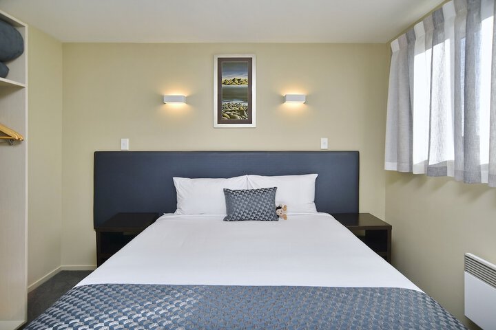 Room 35 of 196