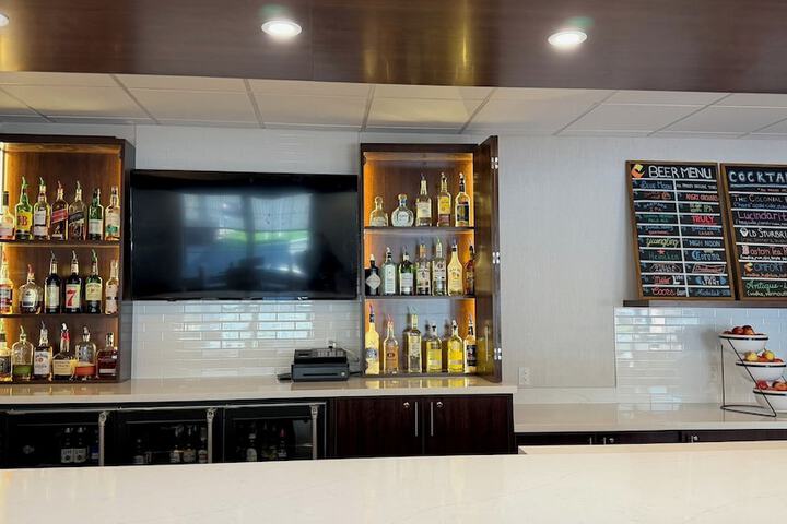 Lounge 75 of 80