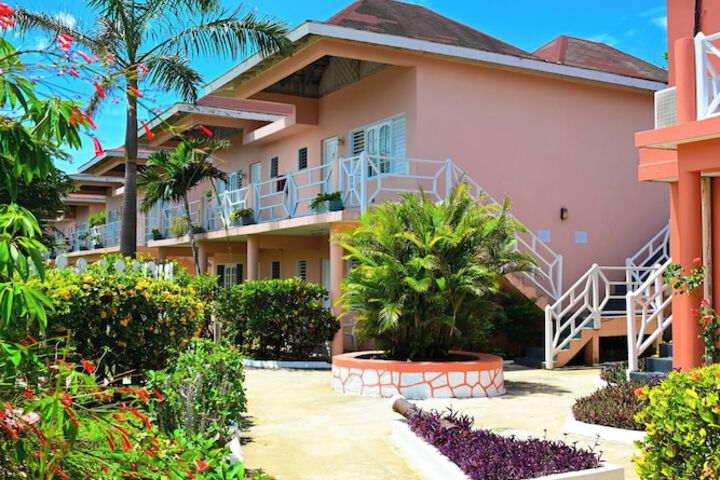 Hotel Exterior 60 of 61