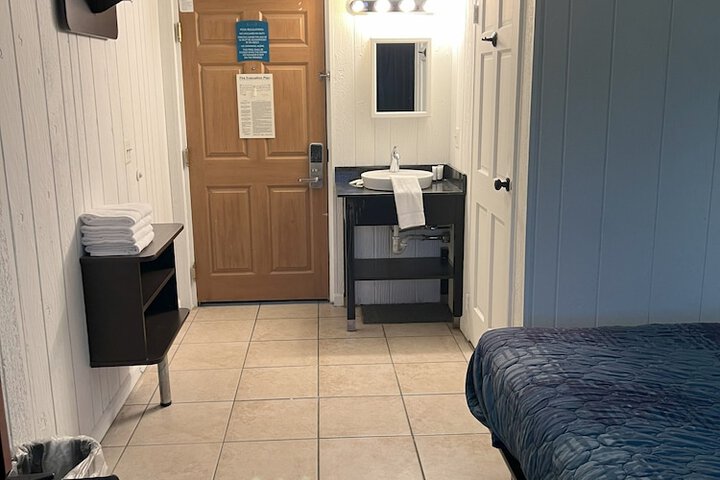 Classic Queen Bed Private Bathroom (8 of 19)
