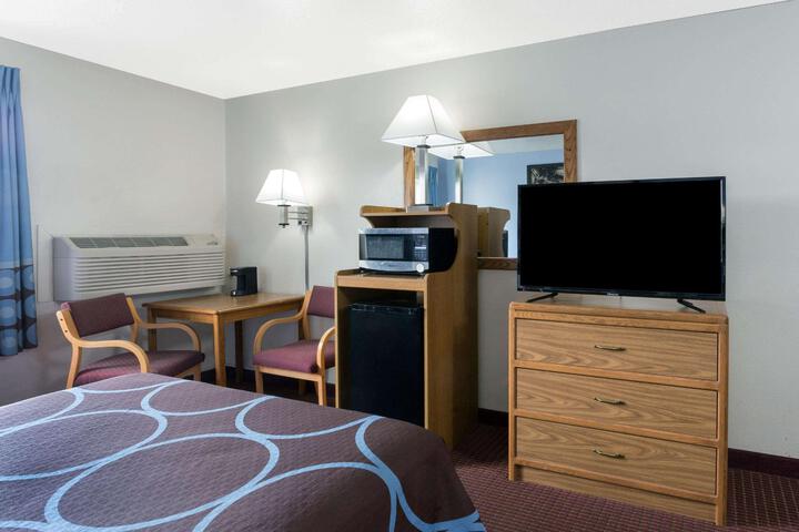 2 Queen Beds Pet Room (1 of 10)