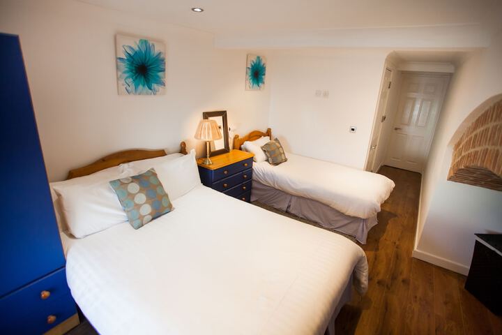Room 28 of 102