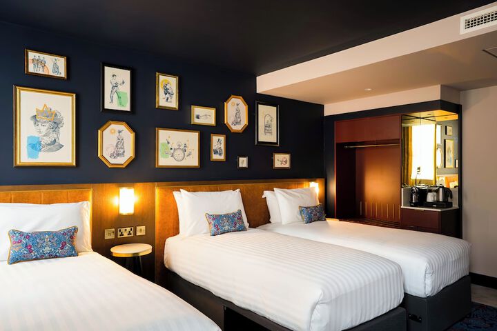 Room 13 of 27
