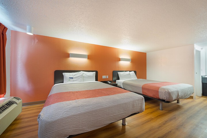 2 Queen Beds (2 of 13)